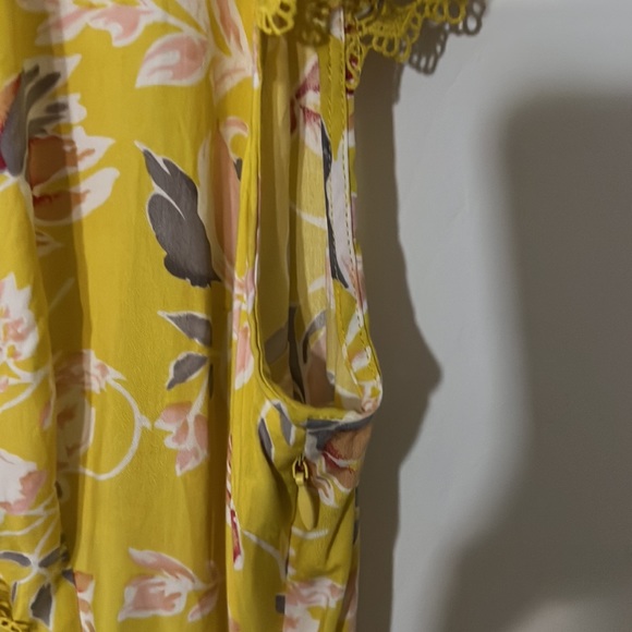 Unique summer dress, pretty detail. Imported lace, wrap with detailed ruffle. - Picture 3 of 6